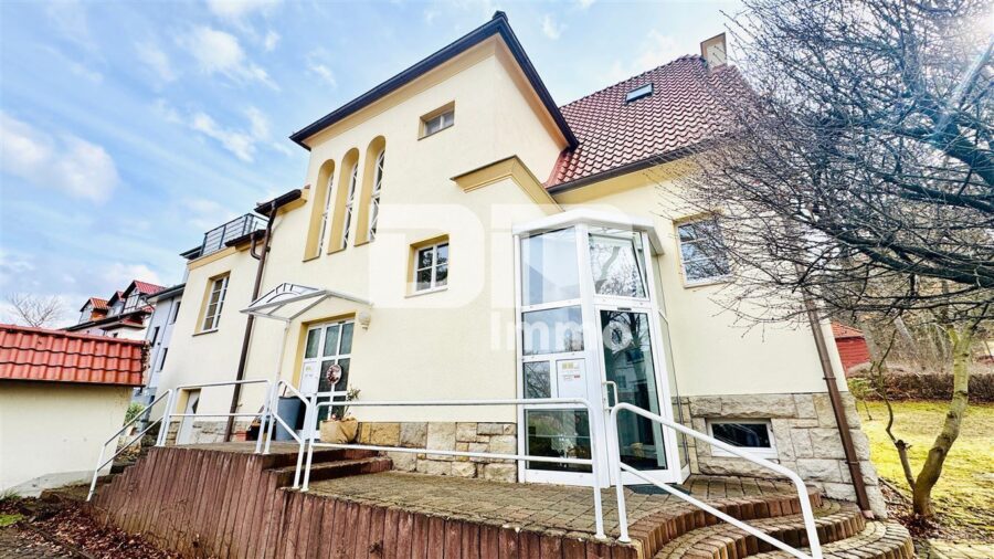 Modernisierte 1 bis 2 Familien Stadtvilla mit Maisonettewohnung in Traumlage mit Panoramablick - Frontansicht Titel